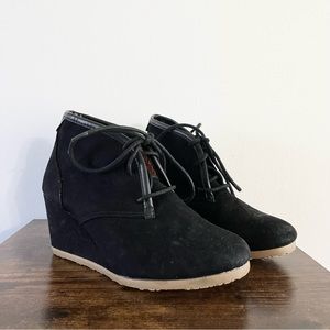 Mad Love Womens Black Suede-Like Wedge Lace Up Booties Barely Used Size 6
